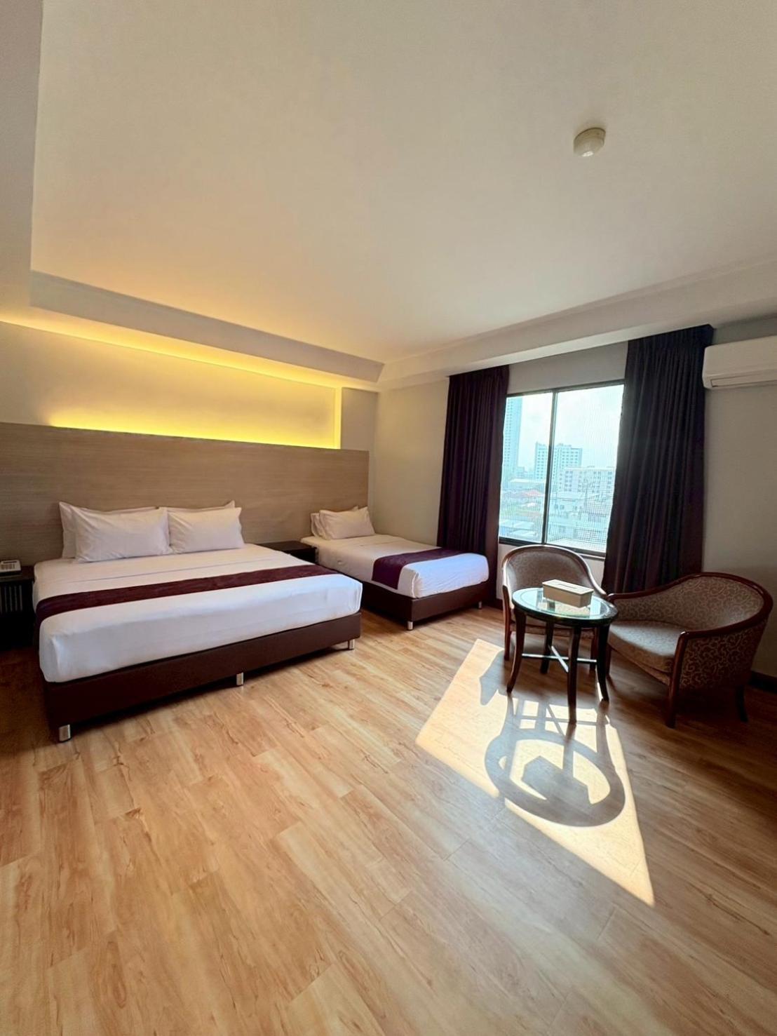 Atrium Boutique Hotel Bangkok Buitenkant foto
