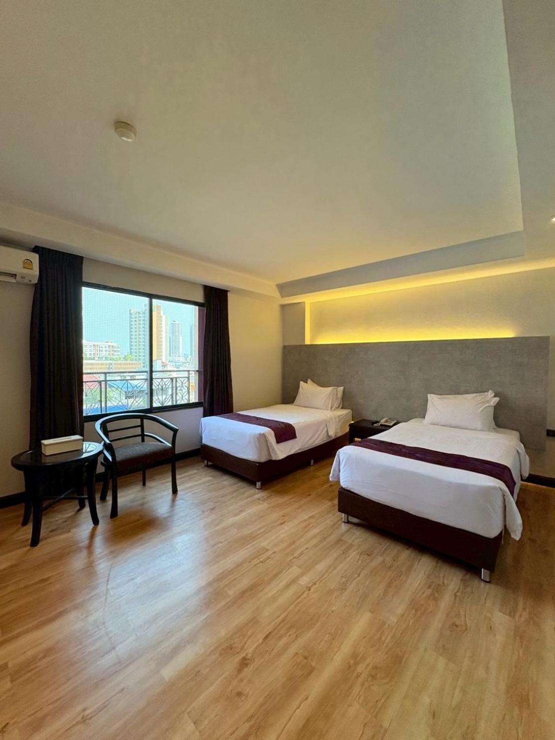 Atrium Boutique Hotel Bangkok Buitenkant foto
